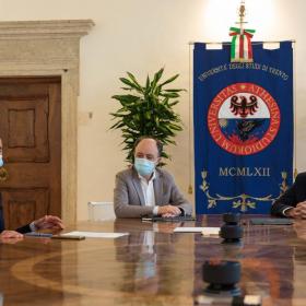 Il Comitato UniCittà con il sindaco e il rettore ©UniTrento ph. Cattani Faggion