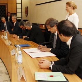 La firma dell'accordo a Bolzano (Foto USP/mb)