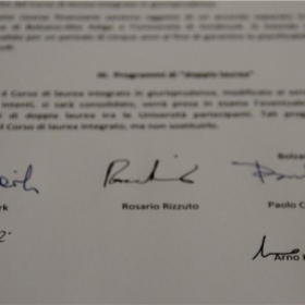 Le firme sull'accordo (Foto USP/mb)