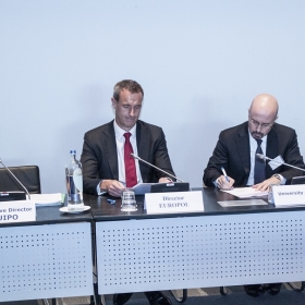 Rob Wainwright e Antonino Alì firmano la convenzione ©Europol