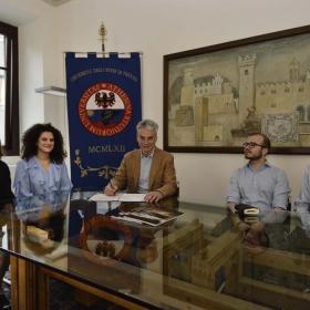 il rettore Paolo Collini firma la petizione per Amaya ©GiovanniCavulli